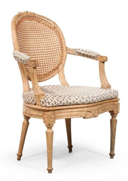 FAUTEUIL À DOSSIER MÉDAILLON en hêtre mouluré...