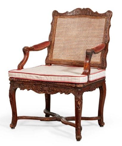 FAUTEUIL en hêtre mouluré et sculpté; le...