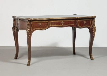 BUREAU PLAT en placage d'acajou; de forme...