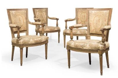 SUITE DE QUATRE FAUTEUILS en bois sculpté...