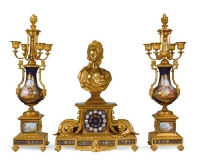 GARNITURE DE CHEMINÉE en porcelaine dans...
