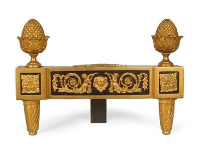 PAIRE DE CHENETS en bronze ciselé et doré...