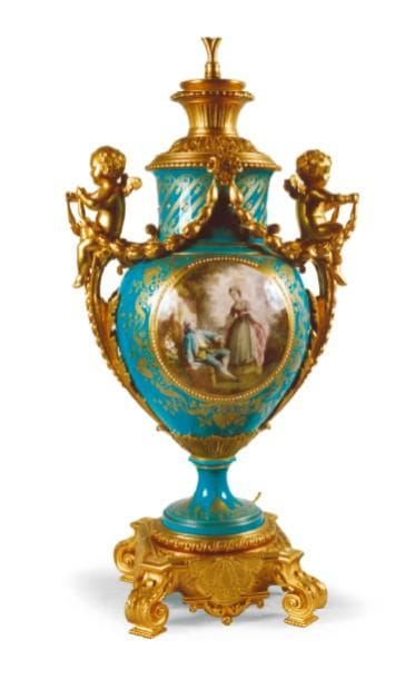 PAIRE DE VASES balustre provenant d'une garniture...
