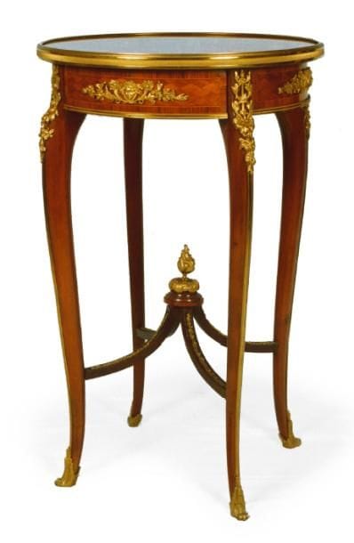 TABLE POSE-TASSE en acajou, marqueterie de...