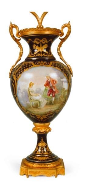 VASE BALUSTRE en porcelaine dans le goût...