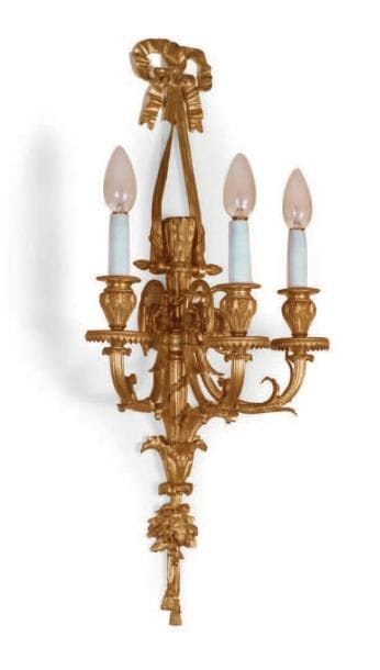 PAIRE D'APPLIQUES en bronze ciselé et doré,...