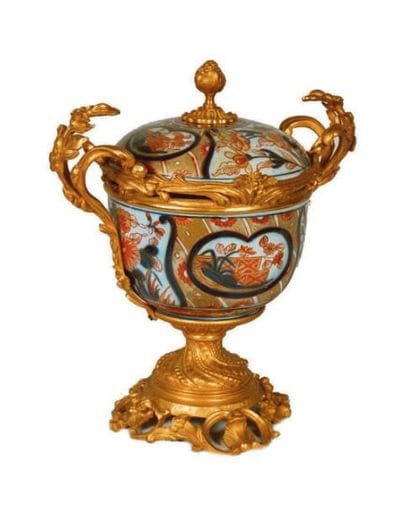 PAIRE DE POTS COUVERTS en porcelaine du Japon,...