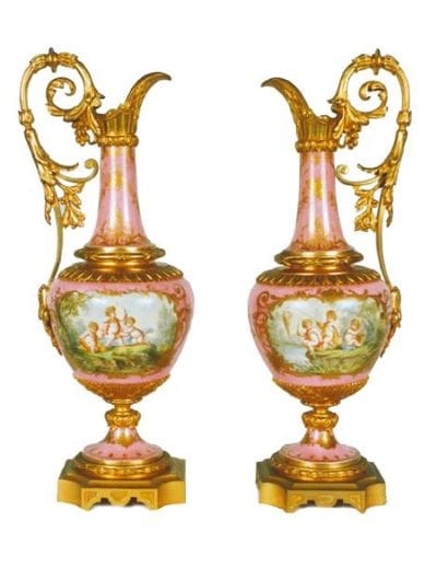 PAIRE D'AIGUIÈRES en porcelaine anglaise...