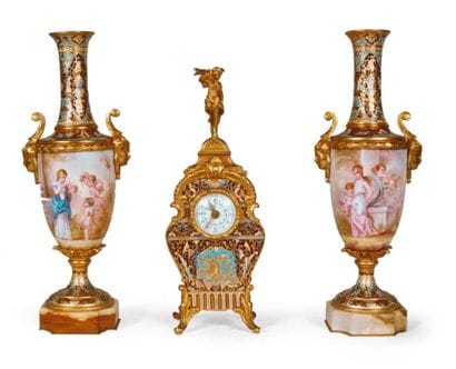 GARNITURE DE CHEMINÉE en porcelaine et cloisonné...