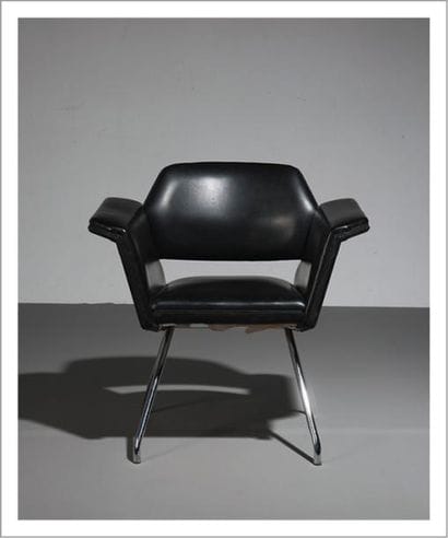 GROUPE A.R.P.:
Fauteuil
Métal chromé et skai...