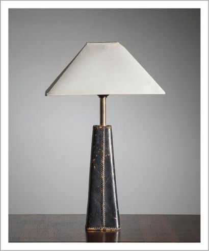 MATHIEU MATÉGOT (1910-2001)
Lampe de table
Cuir...