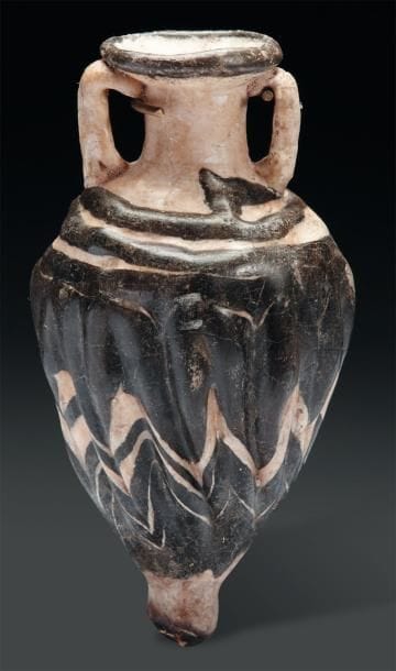 Amphorisque (type Harden) à fond blanc. Embouchure...