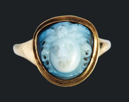 Bague moderne sertissant un camée sculpté...