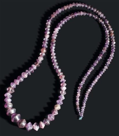 Grand collier formé de perles biconiques....