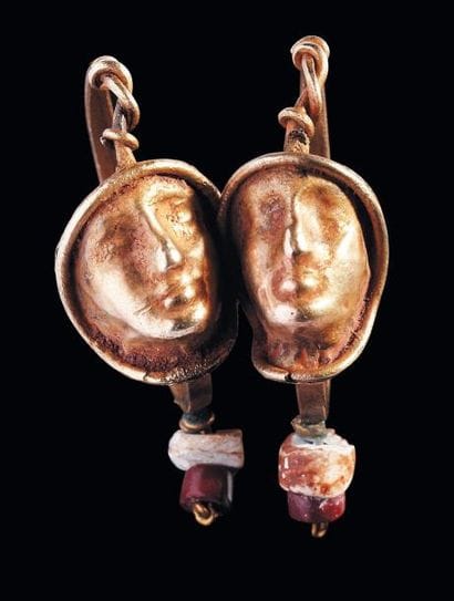 Paire de boucles d'oreilles chacune ornée...