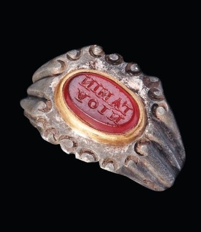 Bague à épaules carénées sertissant une intaille...