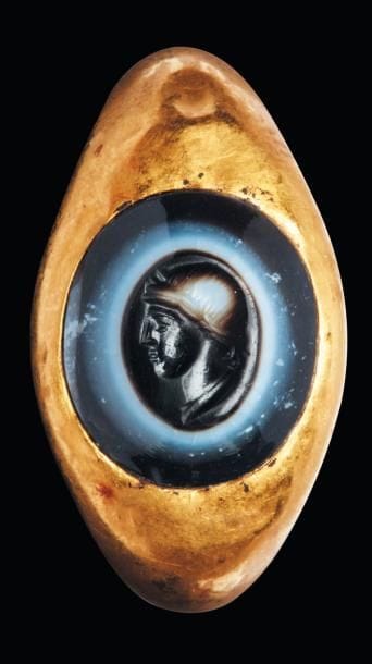 Bague moderne sertissant une intaille ovale...
