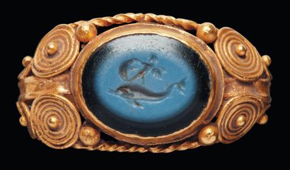 Bague moderne filigranée sertissant une intaille...