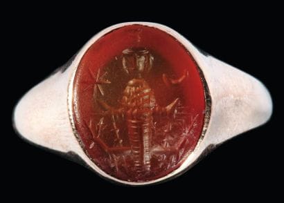 Bague moderne sertissant une intaille ovale...