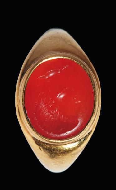 Bague moderne sertissant une intaille ovale...