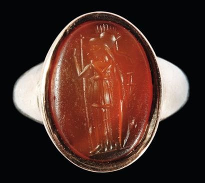Bague moderne sertissant une intaille ovale...