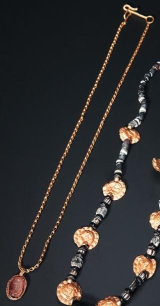 Collier formé d'une chaîne et d'un pendentif...