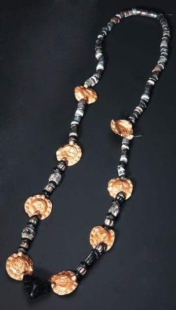 Collier formé de perles en pâte de verre...