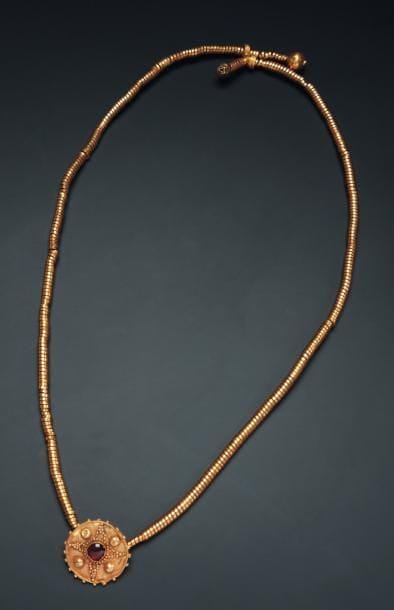 Collier formé d'un fin ruban spiralé supportant...