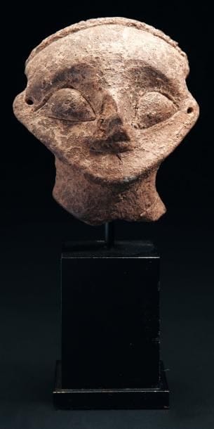 Tête de statuette de divinité, le visage...