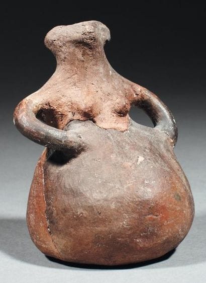Idole féminine stylisée. Statuette creuse...