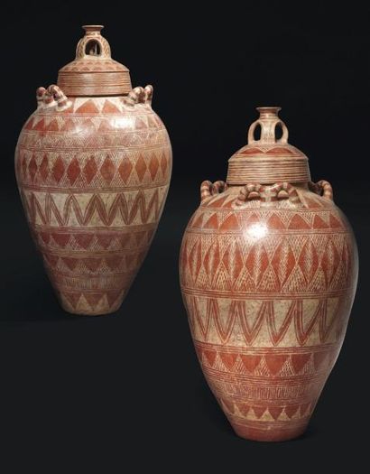 Rare et importante paire de pithos couverts....