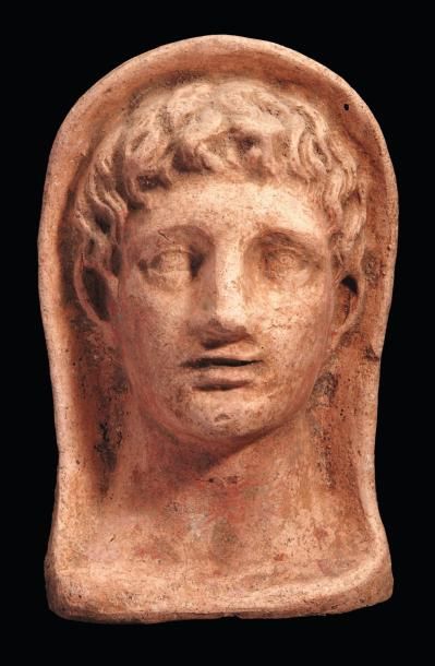 Tête votive représentant le visage d'un jeune...