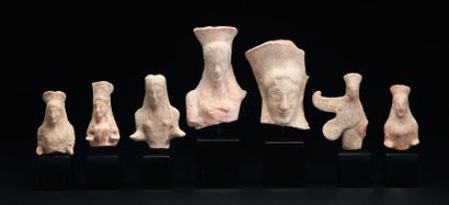 Lot composé de sept fragments de statuettes...