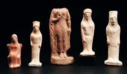 Lot composé de cinq statuettes représentant...
