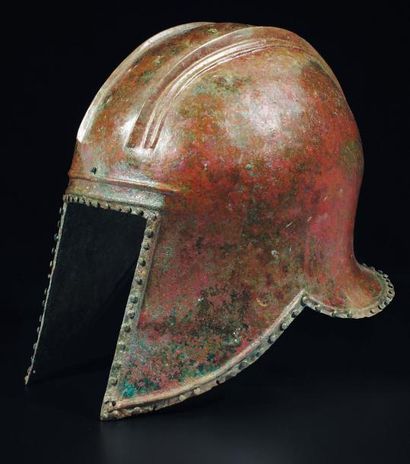 Casque illyrien. Il est formé de couvre-joues...