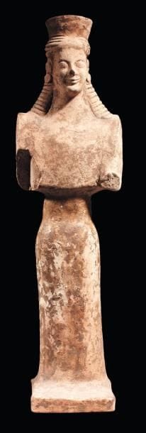 Grande statuette représentant une koré debout...