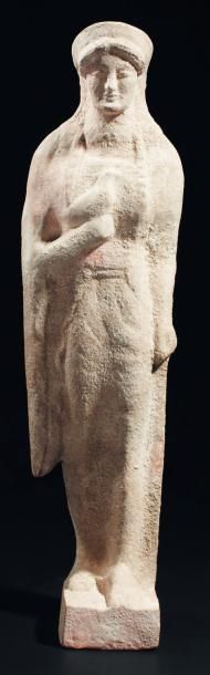 Koré à l'oiseau. Grande statuette représentant...