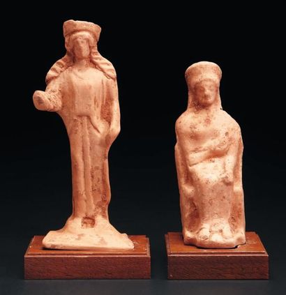 Lot composé de deux statuettes représentant...
