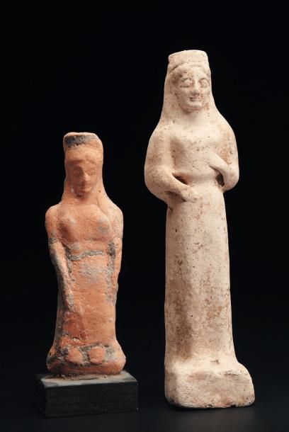 Lot composé de deux statuettes représentant...