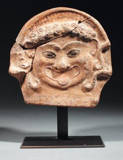 Antéfixe représentant le visage grimaçant...