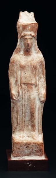 Statuette représentant une koré debout sur...