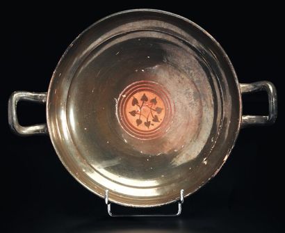 Coupe kylix, le tondo orné de feuilles de...