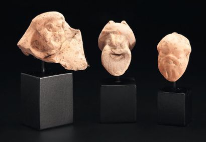 Lot composé d'un masque de Silène et de deux...