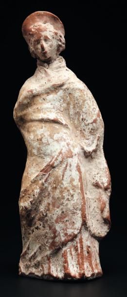 Statuette représentant une jeune femme debout,...