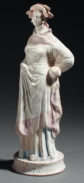 Statuette représentant une jeune femme debout...