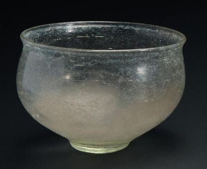 Coupe profonde à paroi convexe et à lèvre...