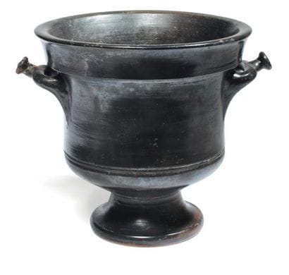 Cratère en cloche vernissé noir, muni de...