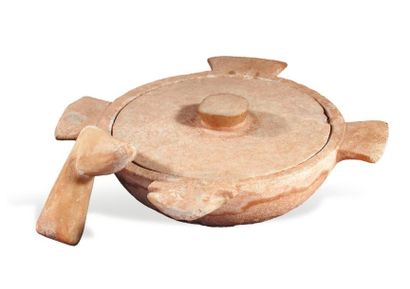 Coupe hémisphérique à fond plat, munie d'un...