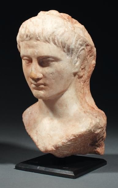 Buste représentant un jeune homme de face,...