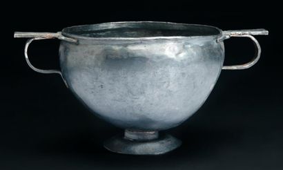 Skyphos à panse hémisphérique reposant sur...